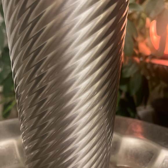 STARBUCKS SILVER SWIRLED STAINLESS STEEL TUMBLER 24OZ - Picture 2 of 4